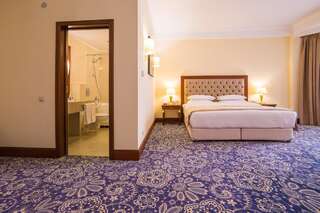 Отель Ramada by Wyndham Almaty Алматы Улучшенный номер с кроватью размера «king-size», вид на город - Для некурящих-2