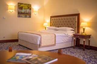 Отель Ramada by Wyndham Almaty Алматы Улучшенный номер с кроватью размера «king-size», вид на город - Для некурящих-3
