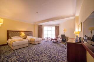 Отель Ramada by Wyndham Almaty Алматы Улучшенный двухместный номер с 2 отдельными кроватями и видом на город - Для некурящих-3