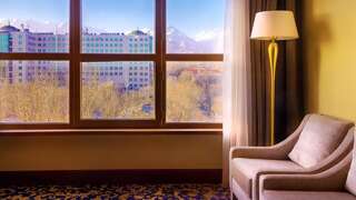 Отель Ramada by Wyndham Almaty Алматы Апартаменты с кроватью "king-size"-2