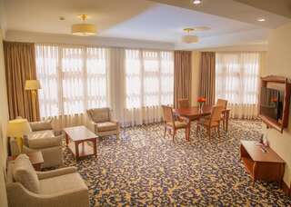 Отель Ramada by Wyndham Almaty Алматы Апартаменты с кроватью "king-size"-3