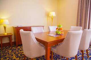 Отель Ramada by Wyndham Almaty Алматы Апартаменты с кроватью "king-size"-4