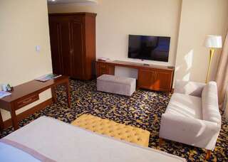 Отель Ramada by Wyndham Almaty Алматы Апартаменты с кроватью "king-size"-5