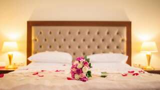 Отель Ramada by Wyndham Almaty Алматы Номер с кроватью размера "king-size" и видом на город - Номера для некурящих-1
