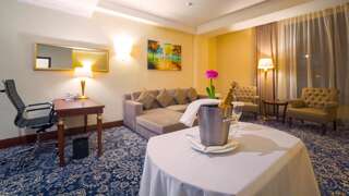 Отель Ramada by Wyndham Almaty Алматы Апартаменты с кроватью "king-size"-7