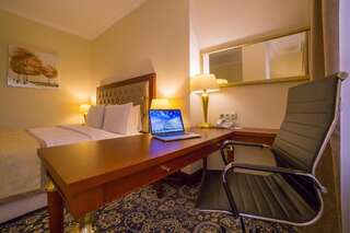 Отель Ramada by Wyndham Almaty Алматы Номер с кроватью размера "king-size" и видом на город - Номера для некурящих-5