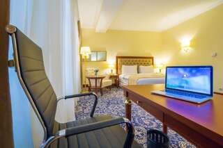 Отель Ramada by Wyndham Almaty Алматы Номер с кроватью размера "king-size" и видом на город - Номера для некурящих-7