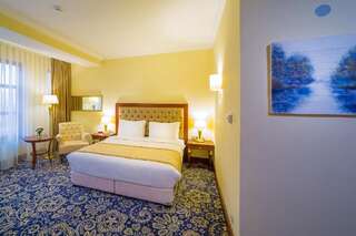 Отель Ramada by Wyndham Almaty Алматы Номер с кроватью размера «king-size» и видом на город - Подходит для гостей с ограниченными физическими возможностями / Для курящих-1