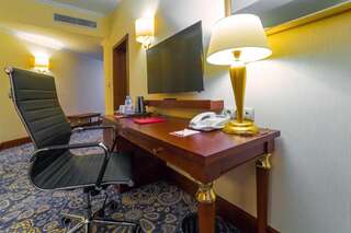 Отель Ramada by Wyndham Almaty Алматы Номер Делюкс для некурящих с 1 кроватью размера "king-size"-2