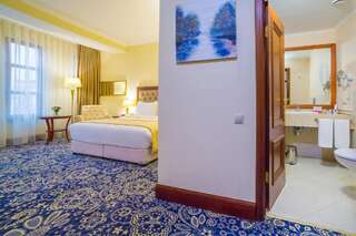 Отель Ramada by Wyndham Almaty Алматы Номер Делюкс для некурящих с 1 кроватью размера "king-size"-7