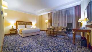 Отель Ramada by Wyndham Almaty Алматы Улучшенный номер с кроватью размера «king-size», вид на город - Для некурящих-1